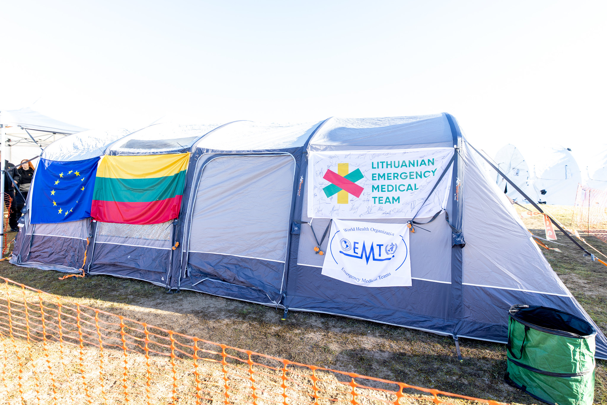 LEMT bazė su ES, Lietuvos vėliavomis ir PSO EMT ženklu. LRV nuotr.